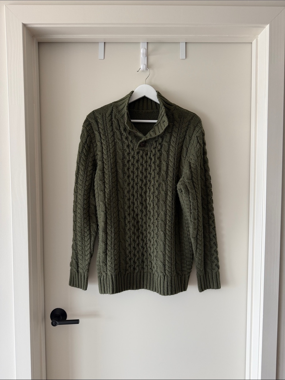 Men's M cable knit sweater
